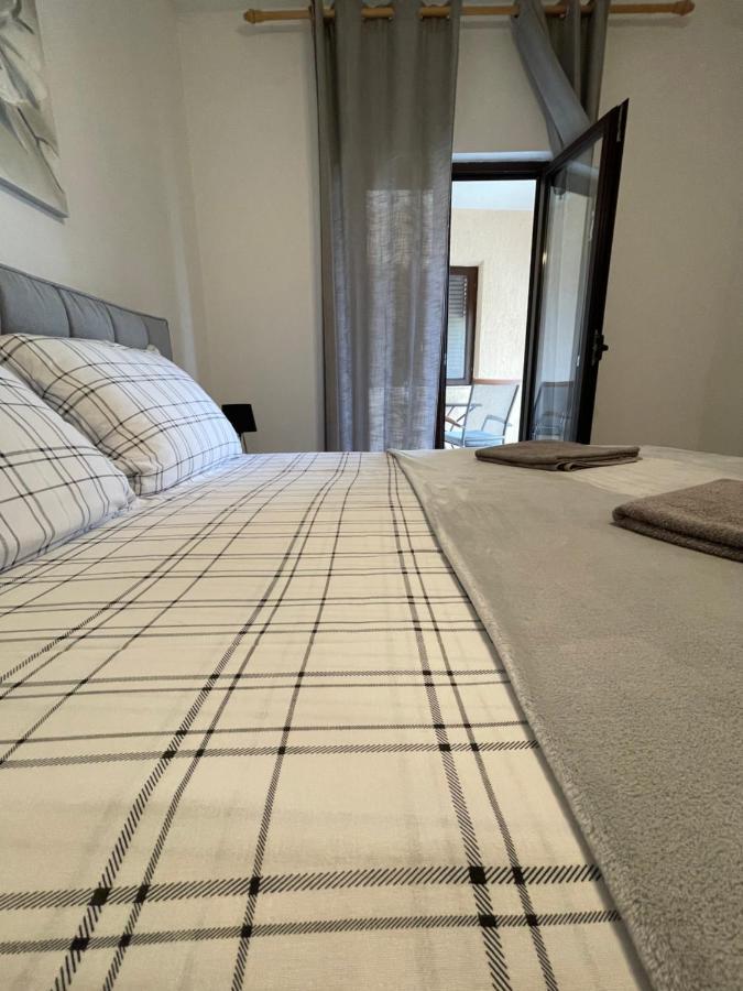 Apartman Ana Vrlika ภายนอก รูปภาพ